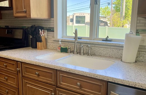 Geneva-on-the-Lake Haus | GOTL Winery Mansion- Sunset Vacation Rentals