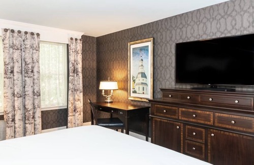 Historic District Hotel | Governor Calvert King, Historic Inns, Four-Poster Bed, Dining, Steps from State House