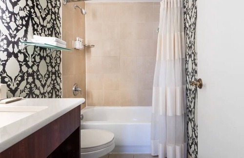 Historic District Hotel | Governor Calvert King, Historic Inns, Four-Poster Bed, Dining, Steps from State House