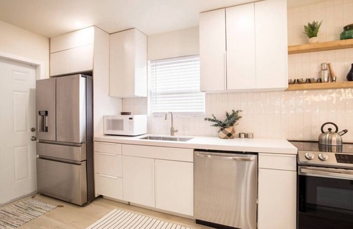 Middle River Terrace Haus | The “GQ” house-sleeps 12/Near Beach/airport/Wilton