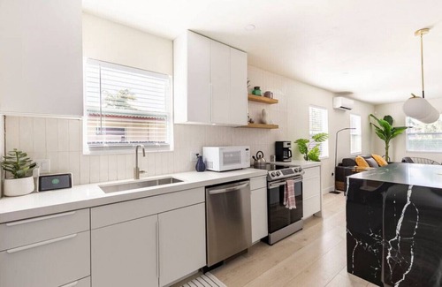 Middle River Terrace Haus | The “GQ” house-sleeps 12/Near Beach/airport/Wilton