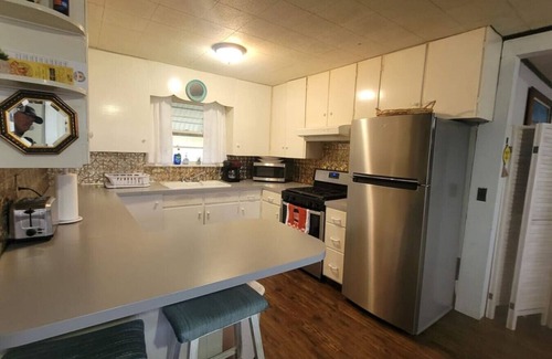 Grand Rapids Wohnung | Gr Sunshine Lakefront Cottage · Lakefront King bed firept, hot swim pool spa, swim