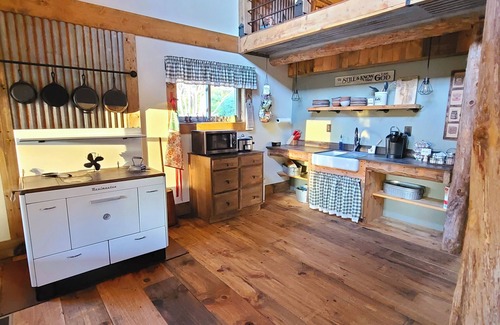 Pilot Mountain Kabine | Graceland Farm 200 yr old rustic cabin located near the heart of Pilot Mtn, NC