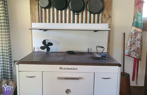 Pilot Mountain Kabine | Graceland Farm 200 yr old rustic cabin located near the heart of Pilot Mtn, NC