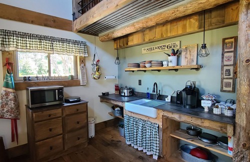 Pilot Mountain Kabine | Graceland Farm 200 yr old rustic cabin located near the heart of Pilot Mtn, NC