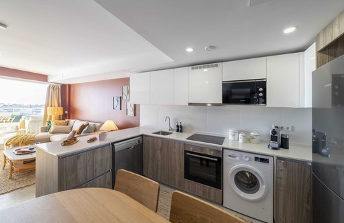 Canet de Berenguer Wohnung | Gran Canet 2BR! Walk to Beach, Sea Views, Sauna & Gym