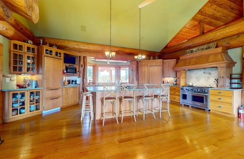 Benton Harbor Kabine | Grand cabin with lake view, pond, wood fireplace & AC, & fast WiFi