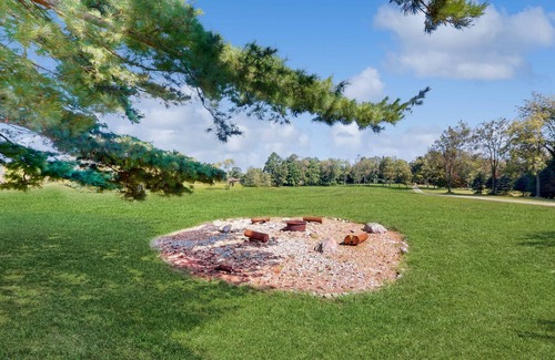 Benton Harbor Kabine | Grand cabin with lake view, pond, wood fireplace & AC, & fast WiFi