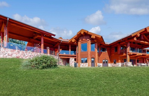 Benton Harbor Kabine | Grand cabin with lake view, pond, wood fireplace & AC, & fast WiFi