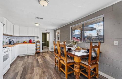 Williams Haus | Grand Canyon Ranch Home - Western History - Big city lot - AC!