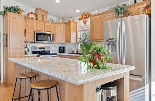 Williams Haus | Grand Canyon Retreat w/Hot Tub,Fire Pit, laundry, and view. Private & Secluded