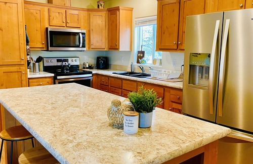 Williams Haus | Grand Canyon Retreat w/Hot Tub,Fire Pit, laundry, and view. Private & Secluded