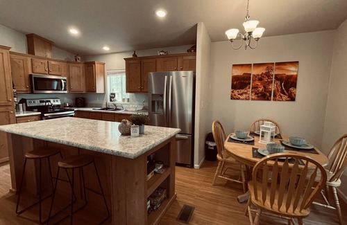 Williams Haus | Grand Canyon Retreat w/Hot Tub,Fire Pit, laundry, and view. Private & Secluded