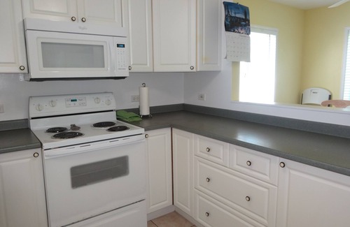 Bodden Town Eigentumswohnung | Grand Cayman - Luxus-Apartment mit 2 Schlafzimmern und 2 Badezimmern, wundervolle Terrasse mit Meerblick