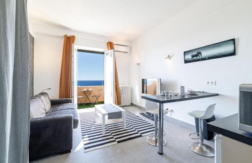 Golfe Juan Wohnung | GRAND PALAIS - Beautiful top floor studio - Sea front with AC