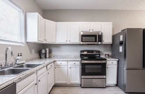 Sheridan Haus | Grand Park, Westfield, Space For Entire Team, Sleeps 30 comfortably. Unit A