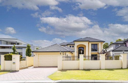 Ascot Haus | Grand Riverview Manor with pool & river access - EXECUTIVE ESCAPES