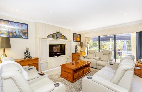 Ascot Haus | Grand Riverview Manor with pool & river access - EXECUTIVE ESCAPES