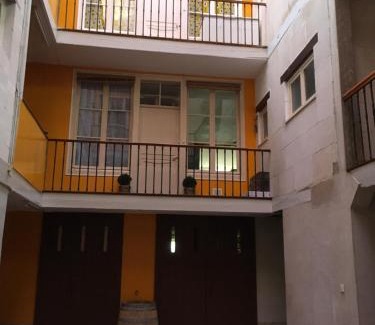 Arbois Wohnung | Grands Gîtes de charme avec jardin, lieu calme et paisible en plein coeur d'Arbois, linge inclu, lits faits à l'arrivée et ménage en fin de séjour
