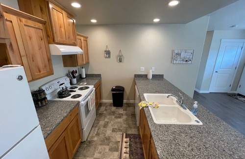 Grants Pass Wohnung | Grants Pass Fully Furnished Private Duplex w/Yard