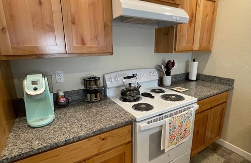 Grants Pass Wohnung | Grants Pass Fully Furnished Private Duplex w/Yard