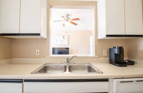Pekin Haus | GRAUHAUS - Tasteful 3BD w/ KING bed in Pekin