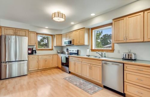 Deep Hole Haus | Gray Pearl - Gorgeous Waterfront just a few minutes to the Beach!