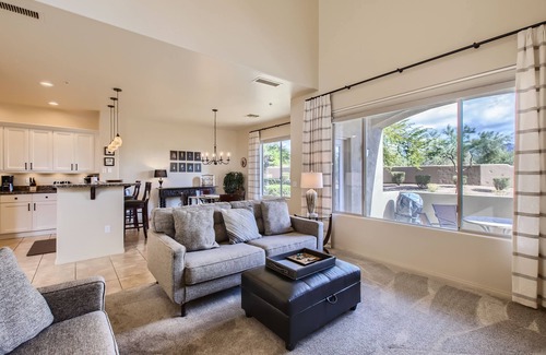 Talon Retreat Eigentumswohnung | Grayhawk Golf! Mit einem Gatter geversehene Luxuxlandhaus-Bergansichten! 2 Bett + Den; 2 1/2 Bad