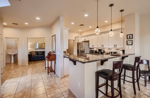 Talon Retreat Eigentumswohnung | Grayhawk Golf! Mit einem Gatter geversehene Luxuxlandhaus-Bergansichten! 2 Bett + Den; 2 1/2 Bad