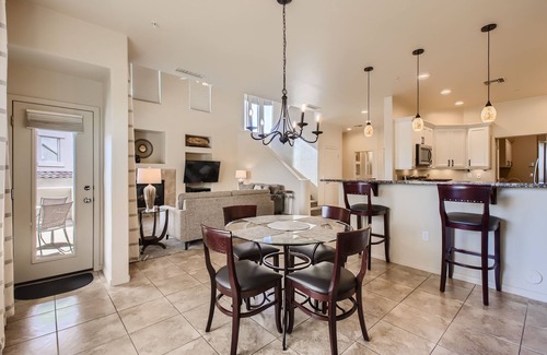 Talon Retreat Eigentumswohnung | Grayhawk Golf! Mit einem Gatter geversehene Luxuxlandhaus-Bergansichten! 2 Bett + Den; 2 1/2 Bad