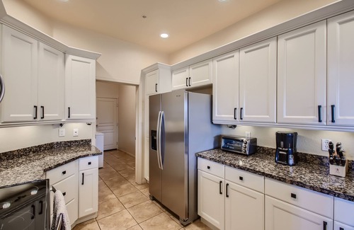 Talon Retreat Eigentumswohnung | Grayhawk Golf! Mit einem Gatter geversehene Luxuxlandhaus-Bergansichten! 2 Bett + Den; 2 1/2 Bad