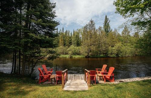 Grayling Villa | Grayling Gem Royal Stag Lodge 5605