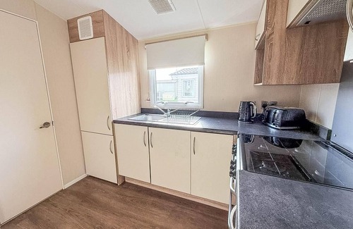 Hopton Haus | Great caravan with central lounge & WiFi at Broadland Sands, Suffolk ref 20070BS