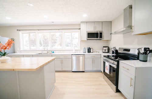 Great Falls Haus | Great Falls Modern Escape: 10BR/5BA Luxury Retreat!