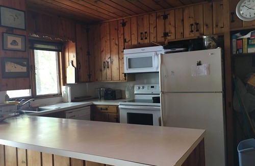 Osceola Kabine | Great fishing & sunset views, lakeside cabins joined by porch. 1 hour from TC