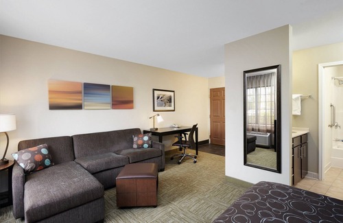 Half Day Eigentumswohnung | Ideal für Geschäftsreisen! Ausgestattete Suite mit Kingsize-Bett und Zugang zum Pool + kostenloses Frühstück