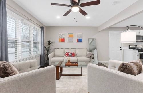 Lee's Summit Haus | Charmer King Beds Arcade WiFi