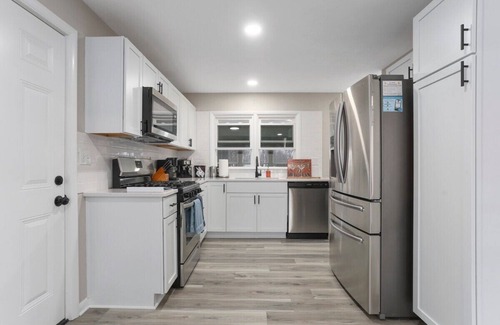 Lee's Summit Haus | Charmer King Beds Arcade WiFi