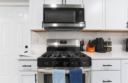 Lee's Summit Haus | Charmer King Beds Arcade WiFi