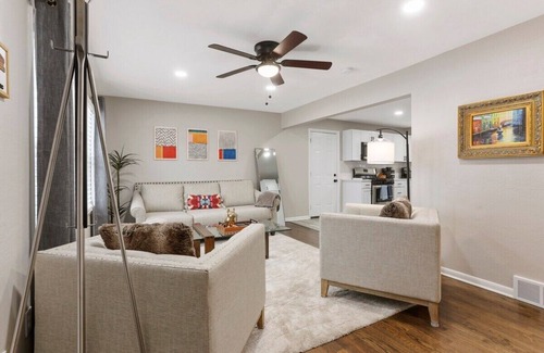 Lee's Summit Haus | Charmer King Beds Arcade WiFi