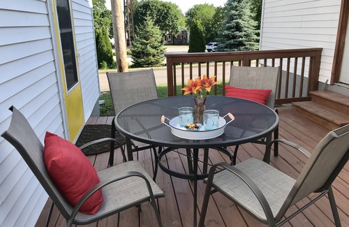 La Salle Haus | Great Homebase Bungalow - 10 Mins to Starved Rock!