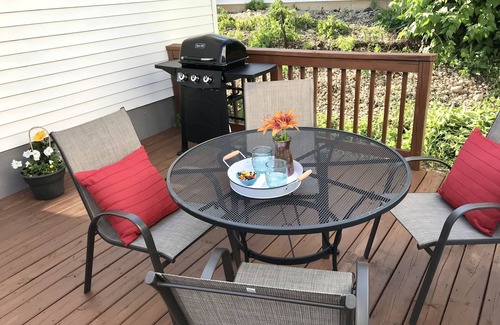 La Salle Haus | Great Homebase Bungalow - 10 Mins to Starved Rock!