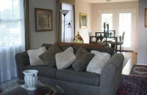 Pimmit Haus | Komplett renoviert und schön dekoriert in Falls Church