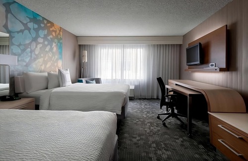 Tempe Hotel | Great Location Near Desert Botanical Gardens! Swimming Pool, Pets are Allowed!