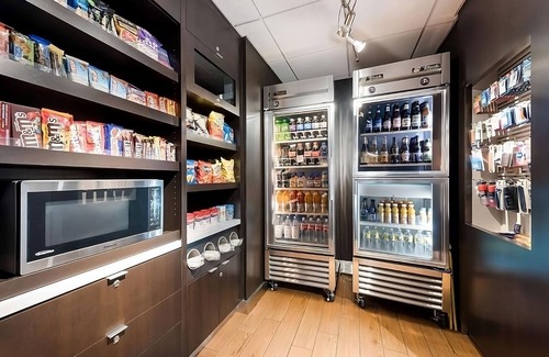 Tempe Hotel | Great Location Near Desert Botanical Gardens! Swimming Pool, Pets are Allowed!