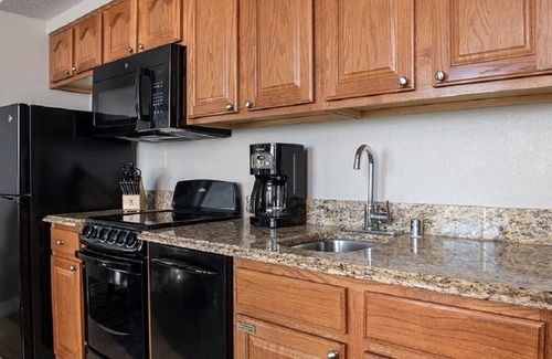 Flagstaff Resort | Great price cool off near NAU in a 2Bed 2Bath w/Full Kitchen dining area and W/D