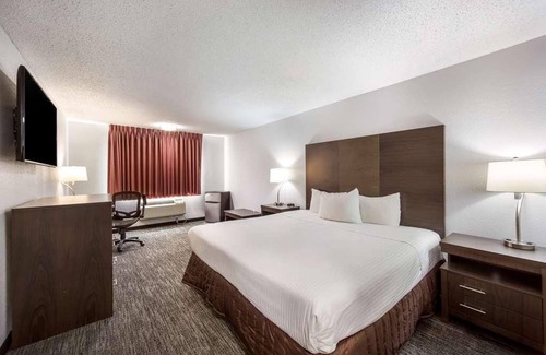 Grants Pass Hotel | Great Relaxing Overnight Stay! Spacious Unit. Minutes Away To GP Shopping Center