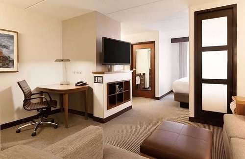 Gwinnett Place Hotel | Great Relaxing Overnight Stay! Free Parking! Close to Gwinnett Place Mall!