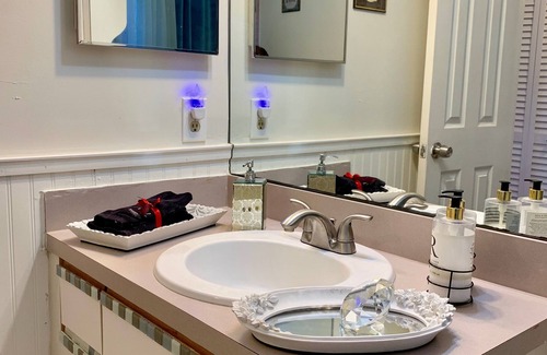 Davie Haus | Great room in a beautiful home in safe community