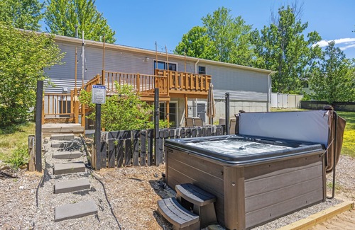 Grawn Haus | Green Lawn